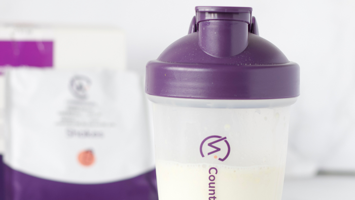 A counterweight shaker bottle
