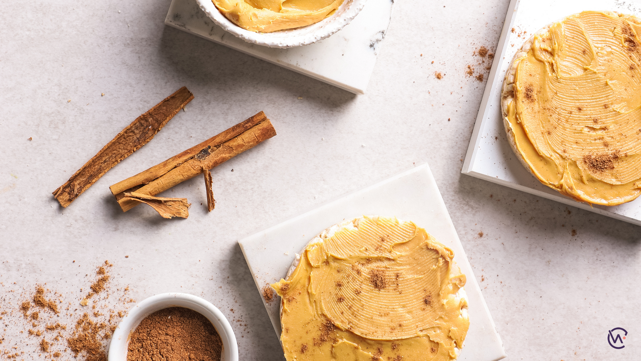 Peanut and cinnamon rice cakes