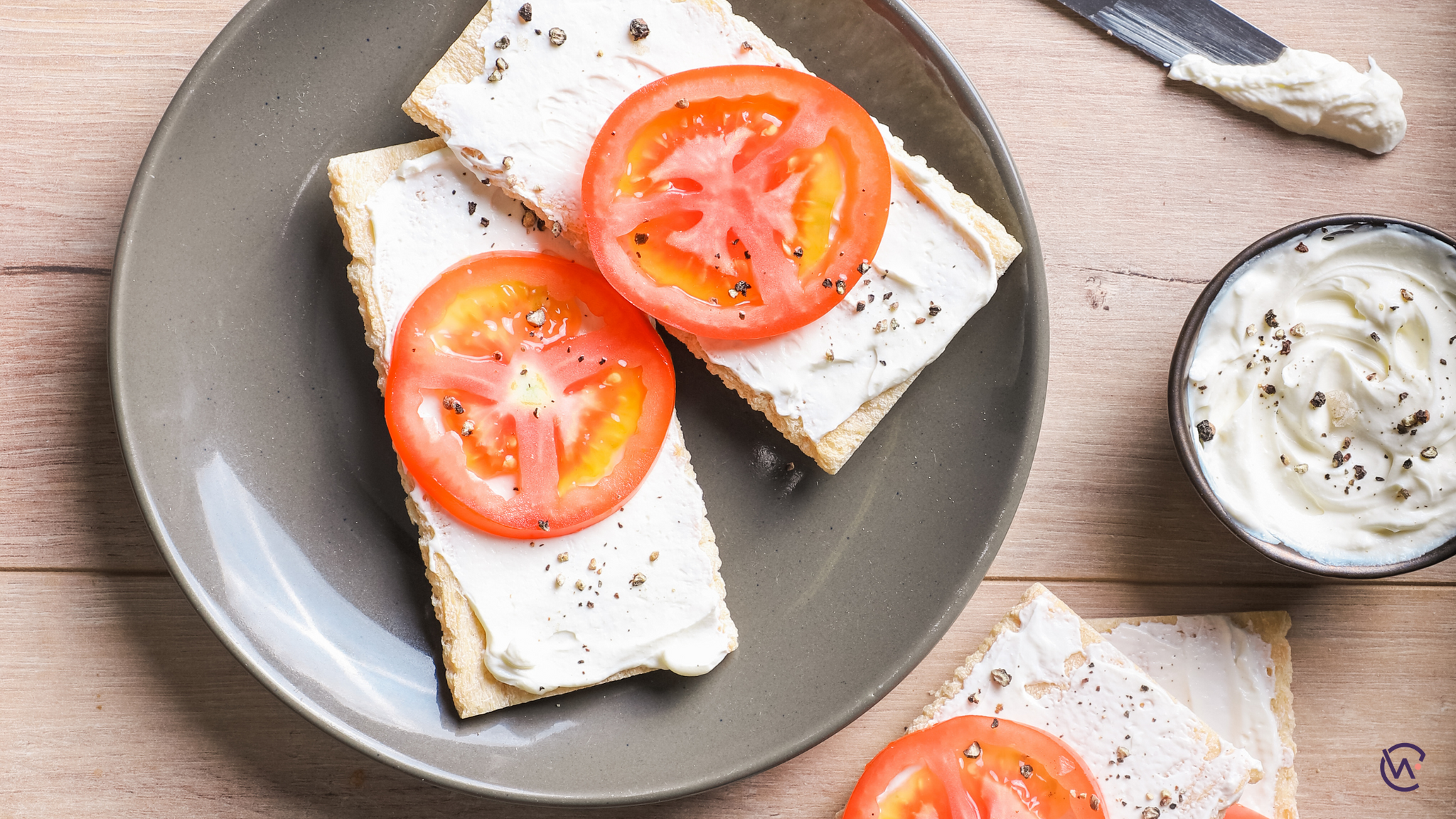 Crispbreads with cottage cheese, tomato and pepper